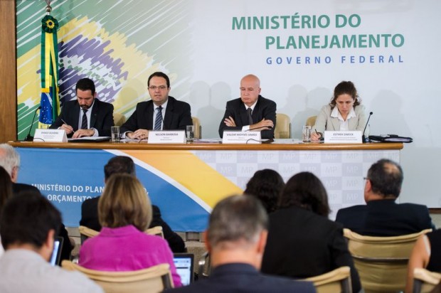 Os ministros da Fazenda, Nelson Barbosa, e do Planejamento, Valdir Simão, anunciam os cortes no Orçamento para 2016, que chegam a R$ 23,4 bi