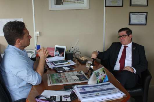 Presidente do Simers, Marcelo Matias, em reunião com o vereador Mauro Zacher.