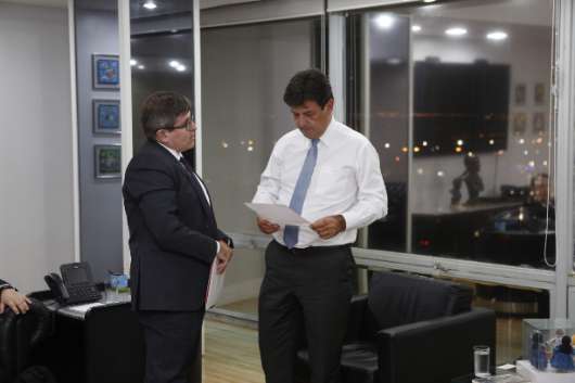 Presidente do Simers, Marcelo Matias, entrega carta de reivindicações dos médicos gaúchos. 