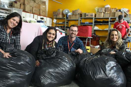 Voluntários entregaram mais de 8 sacolas grandes cheias de roupas. Foto:Simers/Divulgação