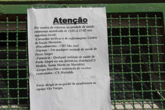 Cartaz afixado informa que atendimento está suspenso na Unidade Vila Vargas