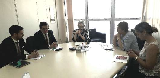 Diretor Fernando Uberti e presidente Marcelo Matias em reunião com a secretária de Saúde Arita Bergmann