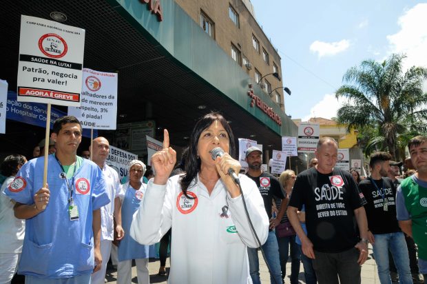 Vice-presidente do SIMERS, Maria Rita de Assis Brasil, em discurso na paralisação dos hospitais