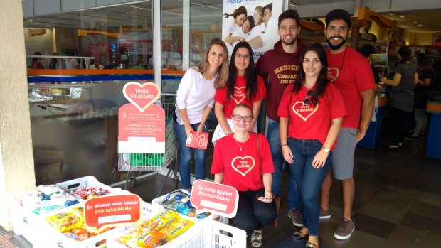 Alunos se revezaram entre três supermercados para coleta. Foto: Fabrício Goulart