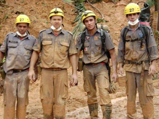 O médico e equipe em resgate após o desmoronamento de Morro do Baú, em Ilhota, no Vale do Itajaí-SC, em 2008. Foto: Arquivo Pessoal