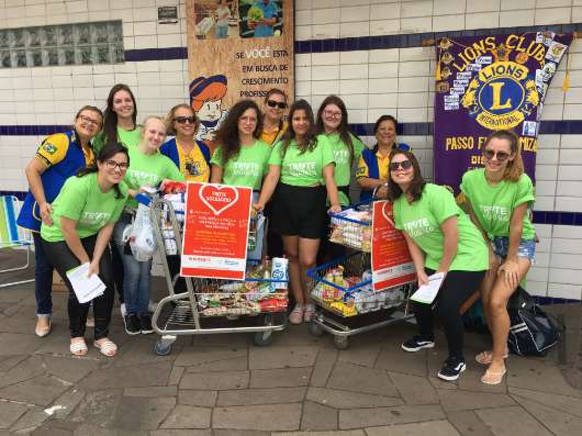 Estudantes arrecadaram alimentos em supermercados