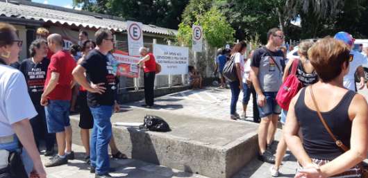 Manifestantes protestam em frente a Unidade. 