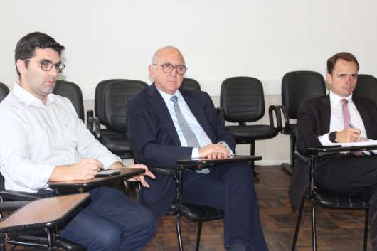Diretor Rovinski em reunião no hospital Nossa Senhora das Graças