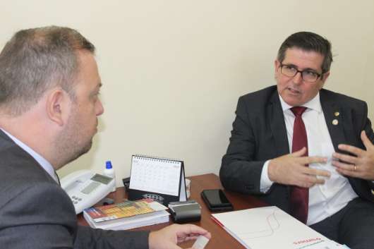 Presidente do Simers, Marcelo Matias, em reunião com o vereador André Carús