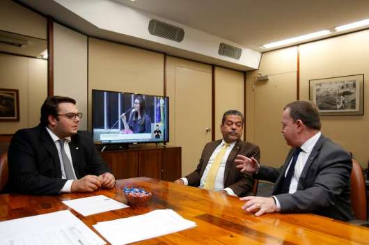 O Simers também esteve reunido com o deputado Felipe Francischini, pesidente da CCJ e deputado Hiran Gonçalves, presidente da Frente Parlamentar da Medicina