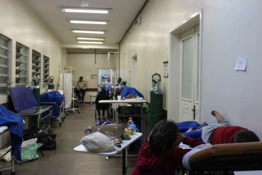 Superlotado, PA Bom Jesus acomodava pacientes no corredor, incluindo crianças