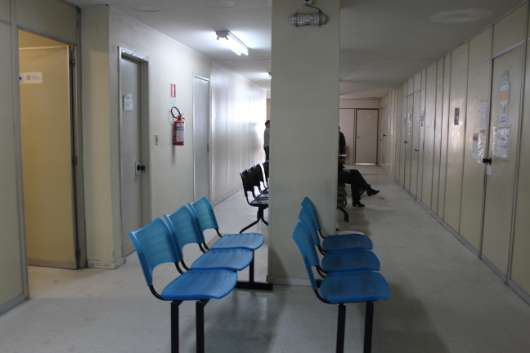 Corredor onde pacientes aguardam o atendimento. 