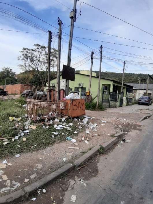 US Pitoresca está cercada de lixo