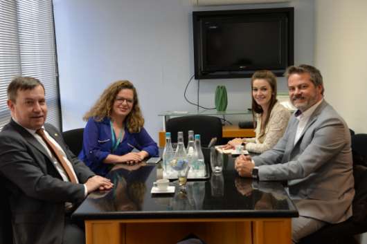 Vice-presidente do Simers, Edson Prado Machado, e diretora Betusa Kramer em reunião com gestores da Grow+.