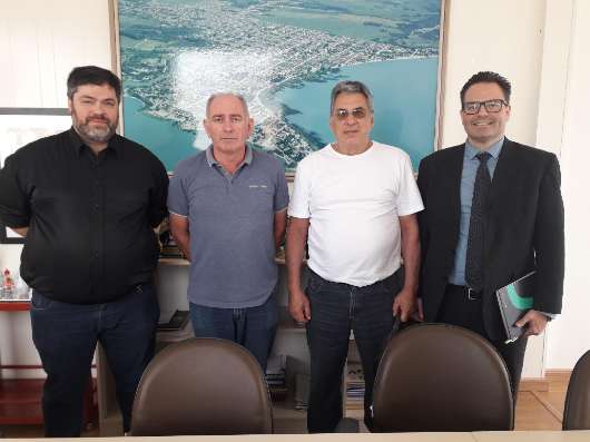 Diretor Filipi Becker, prefeito Rubinei Härter, delegado Naurio Machado e advogado Leonardo Morais