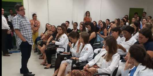 Presidente do Simers em debate com médicos e estudantes de Medicina