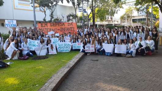 Médicos e estudantes de Medicina em defesa do setor materno-infantil do Hospital São Lucas