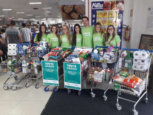 No sábado são arrecadados alimentos nos supermercados