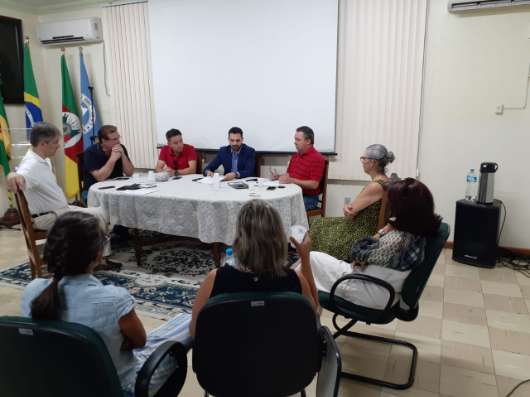 Diretor Fernando Uberti (C) debateu assunto com os médicos e secretário de Saúde