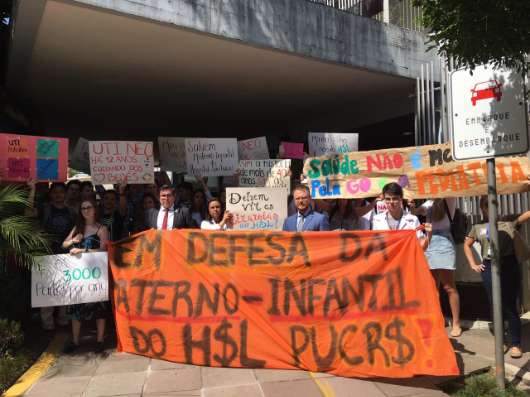 Ato público em frente ao hospital, com a participação de estudantes e médicos