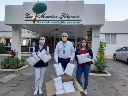 Diretor do Simers, Marcos Rovisnki, doando máscaras ao Lar Maurício Seligman