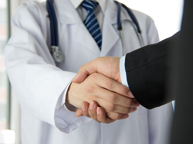 dt_150717_doctor_businessman_handshake_800x600